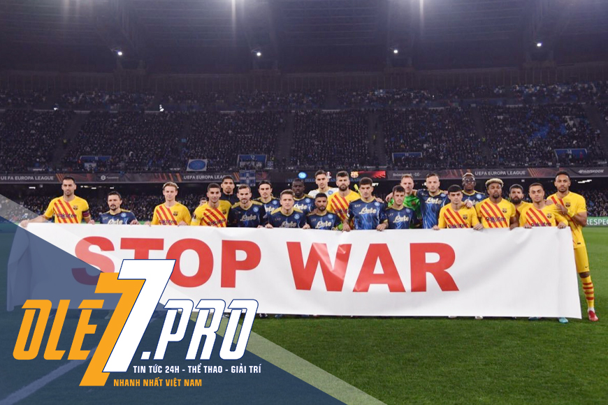 Các cầu thủ Napoli và Barca gửi thông điệp "dừng chiến tranh".