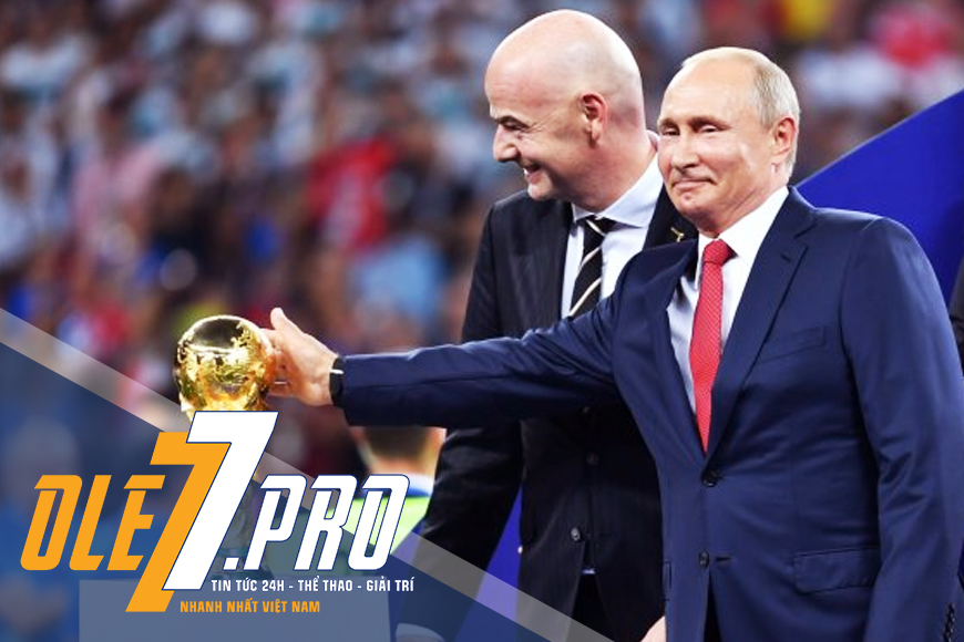 Vladimir Putin chạm tay vào chiếc cúp vô địch World Cup