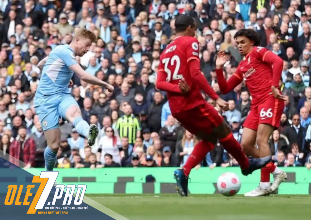 Bruyne tung cú đá đưa bóng chạm chân Joel Matip khiến bóng đập cột dọc vào lưới Liverpool